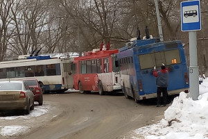 Владимирцы пожаловались на часовое ожидание троллейбуса