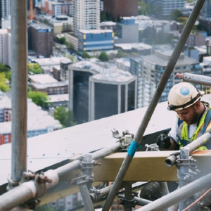 Во Владимирской области монтажник отсудил почти 1 млн за травму на работе