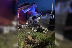 В Кольчугино легковушка снесла кирпичную стену: водитель погиб