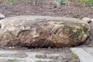 Под Владимиром из артефакта 12 века сделали бордюр для клумбы