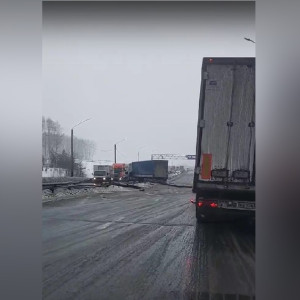 Во Владимирской области на трассе М-7 фура снесла отбойник 