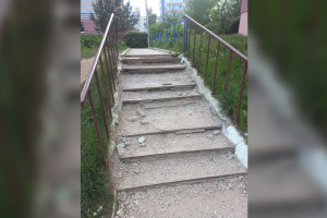 Жители Владимира пожаловались на разрушенную лестницу