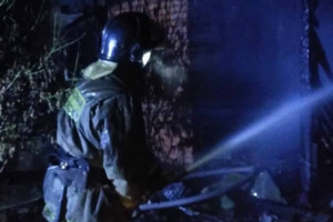 Во Владимирской области огонь уничтожил крышу и террасу частного дома