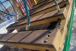 В Красной Горбатке нашли опасные детские площадки