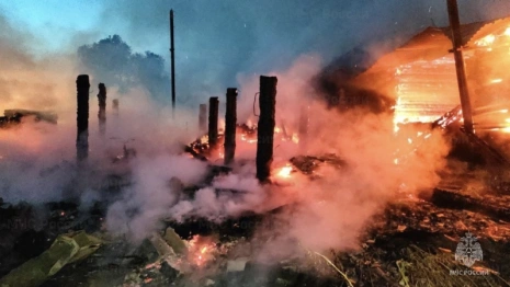 Во Владимирской области мощный пожар охватил два частных дома