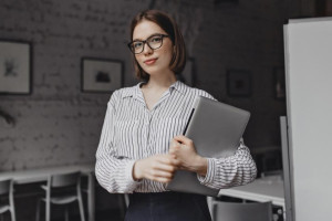 Самой востребованной профессией у зумеров в России стал менеджер по продажам