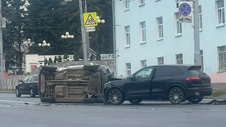 Во Владимире легковушка завалилась на бок после столкновения с Porsche