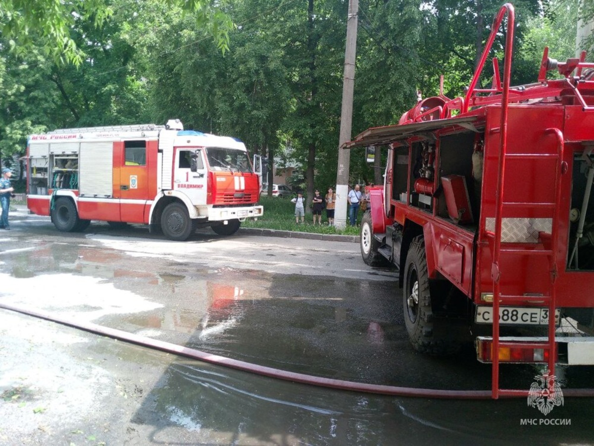 Припаркованные машины помешали владимирским пожарным подъехать к горящей  многоэтажке - День во Владимире