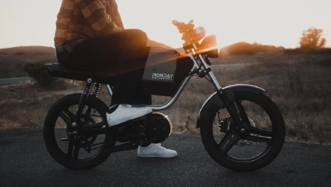 Под Владимиром у стройки М-12 мотоциклист наехал на кучу асфальтной крошки 