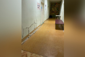Жителей Александрова возмутили потрескавшиеся стены детской поликлиники