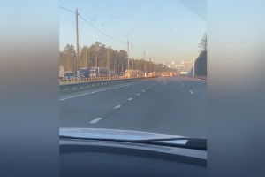 Мертвую пробку из фур и легковушек под Покровом сняли на видео 