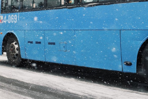 На трассе под Муромом в аномальный мороз застрял автобус с 16 взрослыми и 3 детьми 