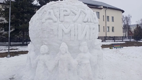 Мастер из Юрьев-Польского вылепил последнюю за зиму-2024 снежную фигуру