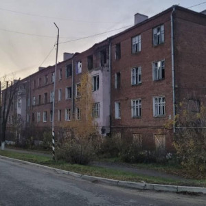 В Камешково через суд потребовали снести аварийный дом у железной дороги