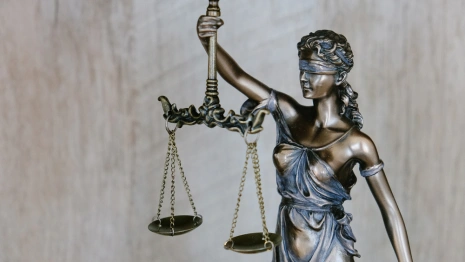 Во Владимире будут судить женщину за антивоенный пикет на забеге Дедов Морозов