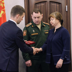 Родным погибшего в СВО капитана из Владимирской области вручили орден Мужества