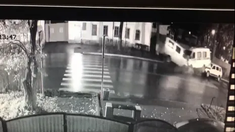 Момент жесткого ДТП с фургоном и полицейской машиной в Суздале попал на видео