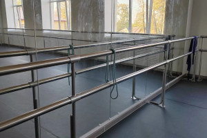 В Кольчугинском районе в детской школе искусств забыли установить балетные станки и свет