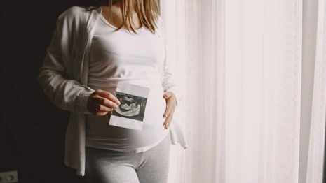 Десятки поклонниц подкаста о домашних родах потеряли детей