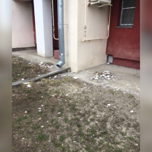 Во Владимире обвалившуюся в доме на Куйбышева штукатурку сбили альпинисты