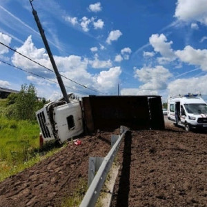 Во Владимире водителя опрокинувшегося на Пекинке самосвала госпитализировали