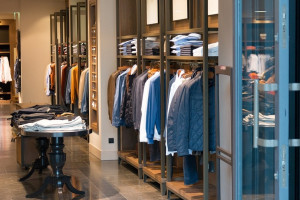 В России закрылись популярные магазины одежды Zara и Bershka