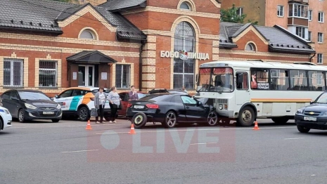 В Александрове легковушка протаранила автобус