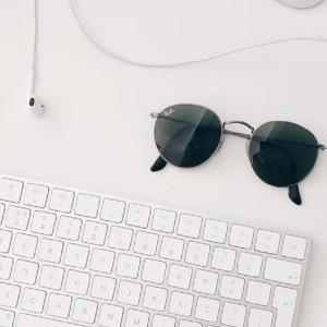 Житель Мурома купил очки с камерой и диктофоном для слежки за женой