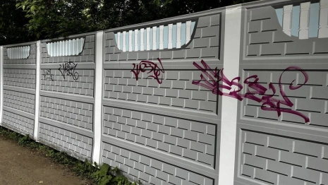 В Коврове вандалы разрисовали забор на Октябрьской