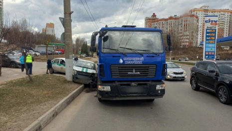 Автоцистерна с водой снесла машину ФСИН во Владимире