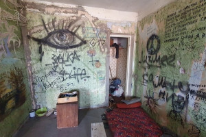 Во Владимире квартиру-психодел оставили без обещанного 2 года назад ремонта