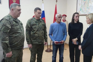 Во Владимирской области семье погибшего в зоне СВО сержанта вручили награду 