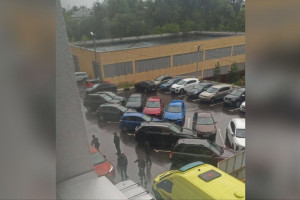 Во Владимире девушка упала с крыши многоэтажки
