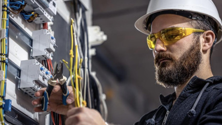 Во Владимирской области 70 должников самовольно подключились к электричеству