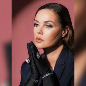 Покровский ювелирный завод представил созданную телеведущей Екатериной Андреевой коллекцию