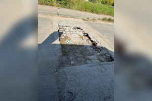 В Коврове посередине дороги обвалился асфальт