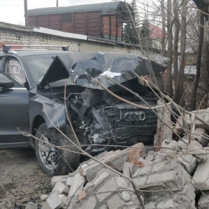 Во Владимирской области водитель иномарки потерял сознание и врезался в гараж