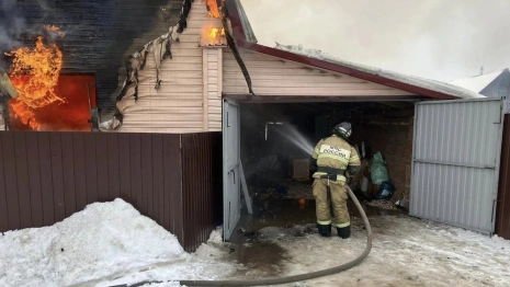 В поселке под Владимиром пострадала решившая вернуться в горящий дом женщина