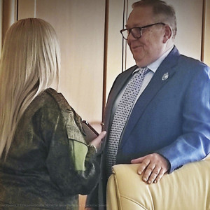 Уехавших в зону СВО владимирских медиков наградили знаком «Честь и доблесть»