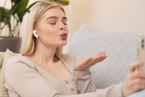 Владимирцев предупредили о подделывающих голоса через нейросеть аферистах