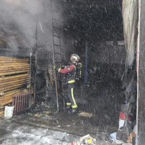 Во Владимире огонь охватил гараж с грузовиком внутри