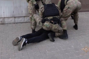 Появилось видео задержания сбытчиков 30 тыс. фальшивых долларов во Владимире