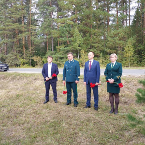 Во Владимиркой области у памятника погибшему на СВО герою посадили деревья