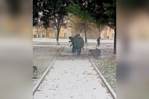 Владимир за ночь засыпало снегом