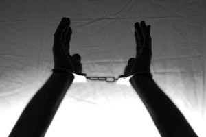 Во Владимирской области двоих парней нашли прикованными наручниками друг к другу