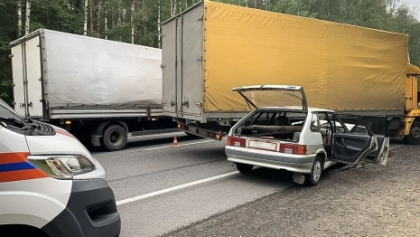 Во Владимирской области легковушка залетела под КамАЗ