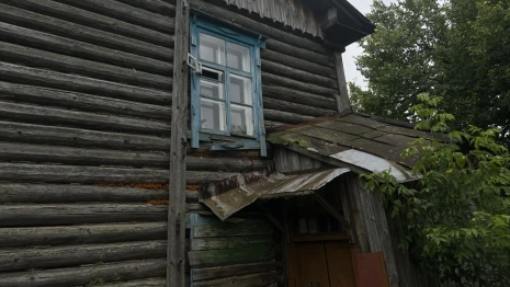 Во Владимире живущую в аварийном доме многодетную семью исключили из очереди на жилье