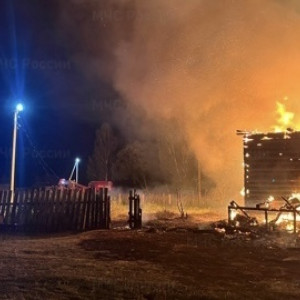 В деревне под Гусь-Хрустальным загорелся деревянный дом и сараи