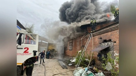 Во Владимире сгорел склад с бутилированной водой 