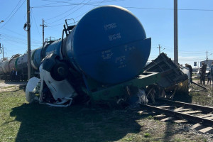 На переезде во Владимирской области товарный поезд раздавил грузовик